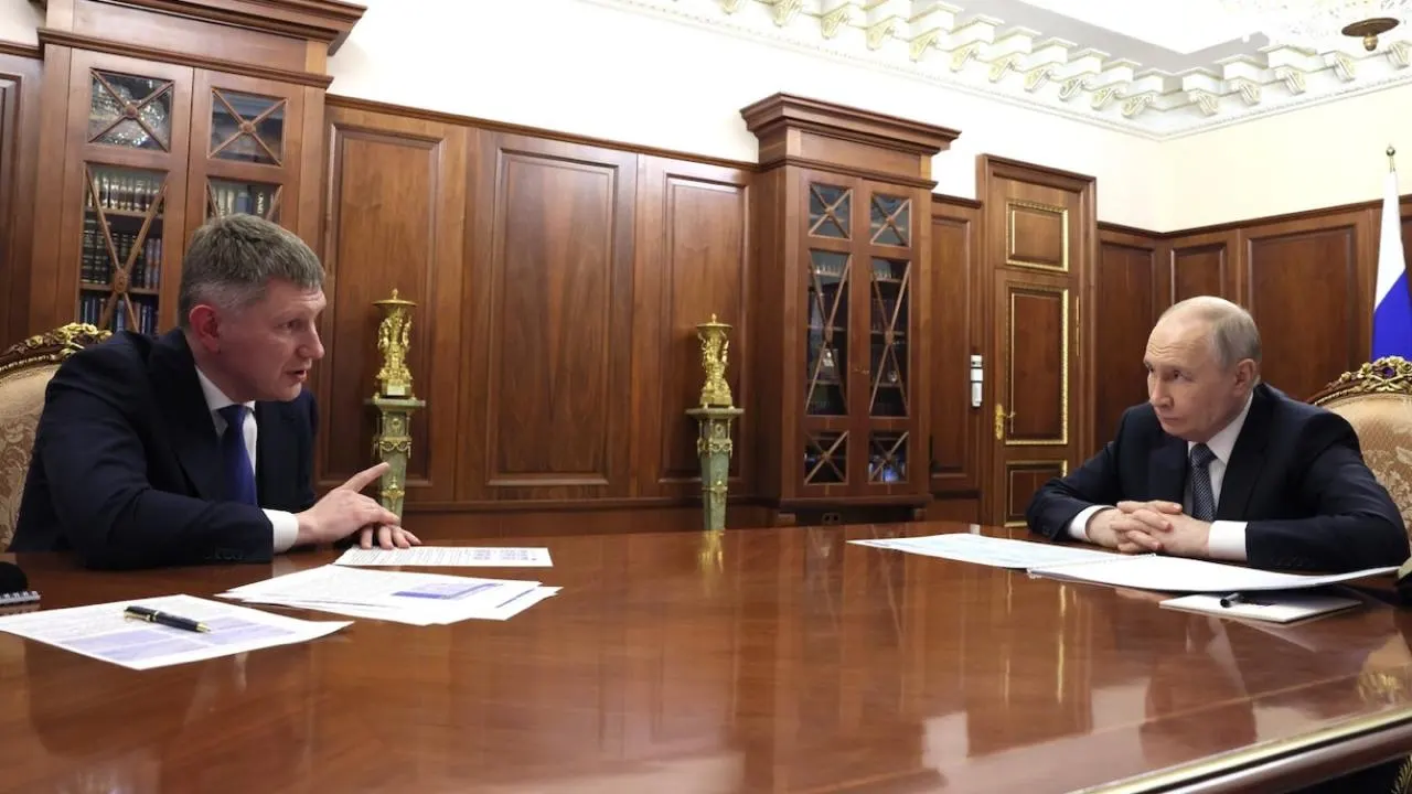 Министр экономического развития заявил, что Россия сокращает разрыв по ВВП на душу населения с США и рядом европейских стран, несмотря на санкции; по данным МВФ, по абсолютным показателям страна остаётся далеко от развитых экономик.