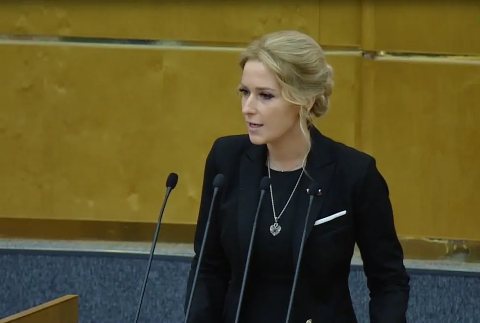 Яна Лантратова, 37 лет, ранее работавшая на телевидении и занимавшаяся социальными проектами, назначена уполномоченным по правам человека. Ранее она входила в Совет по правам человека и выдвигала ряд инициатив, в том числе по созданию реестра уехавших и возрождению лечебно‑трудовых профилакториев.