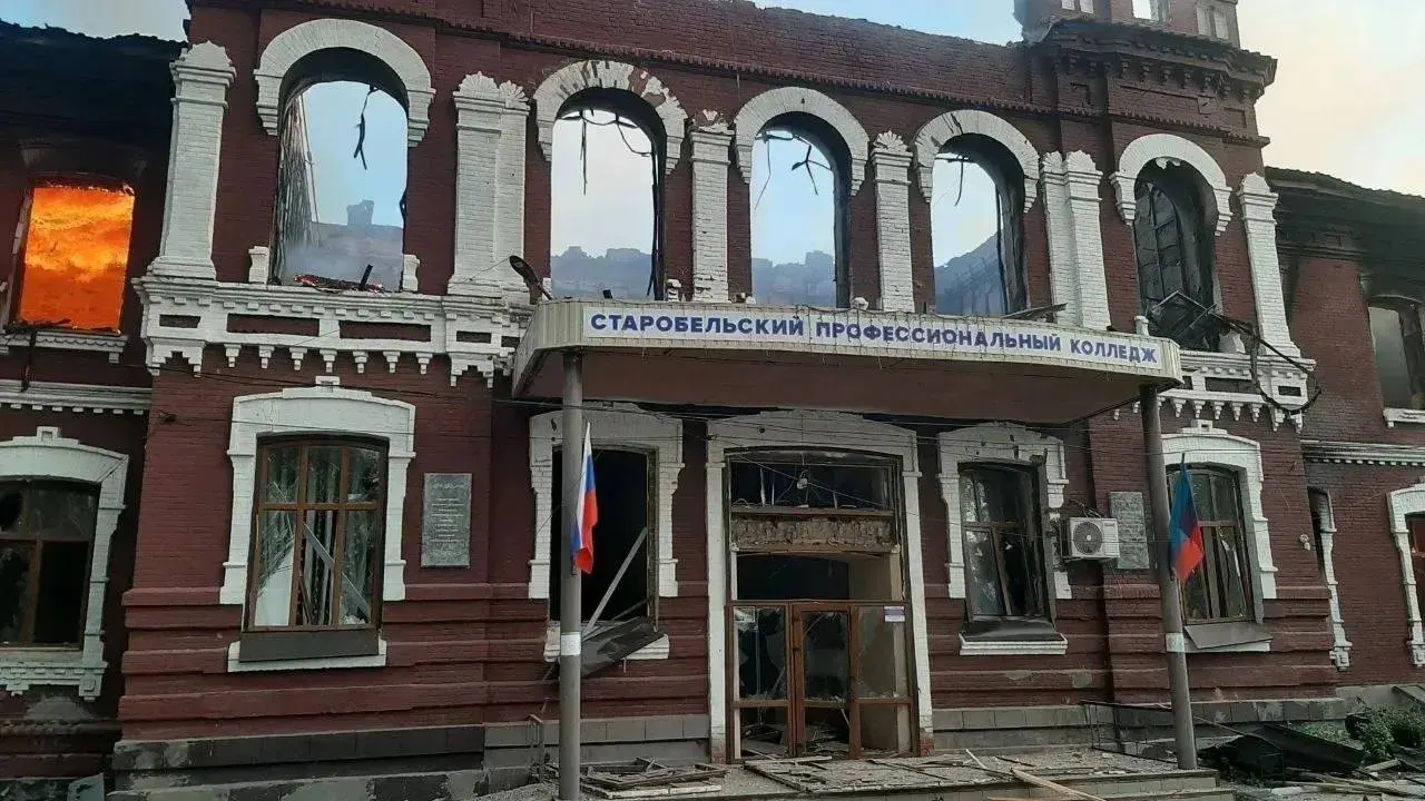 Ночной удар по общежитию колледжа в Старобельске привёл к гибели как минимум шести человек, ещё 15 числятся пропавшими. Под завалами продолжаются поисковые работы, десятки ранены — большинство из них несовершеннолетние.
