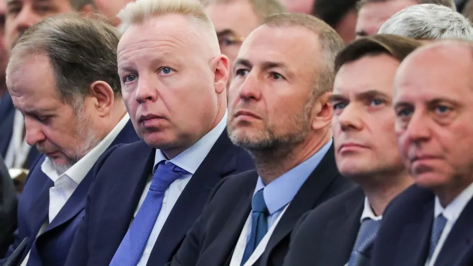 Российские бизнес‑объединения выступили за запрет публикации в интернете судебных актов и данных участников дел по искам о возмещении убытков от санкций; инициатива обсуждается в администрации и между министерствами.
