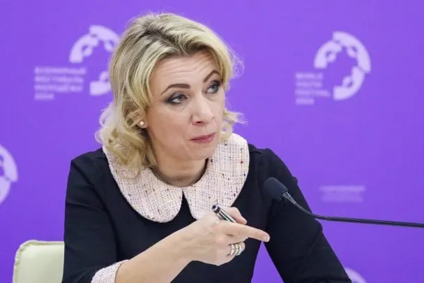 Официальный представитель МИД Мария Захарова заявила, что сотрудники Госдепа уведомляют российских дипломатов о том, что их дети, рожденные в США, автоматически получили американское гражданство, хотя семьи не подавали соответствующих заявлений.