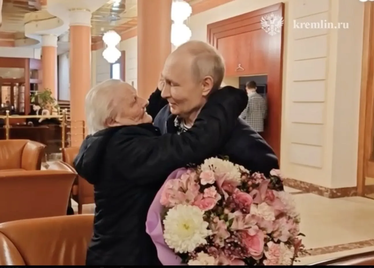 Президент эмоционально обнял и поцеловал свою первую учительницу — встреча вызвала слёзы и трогательные эмоции.