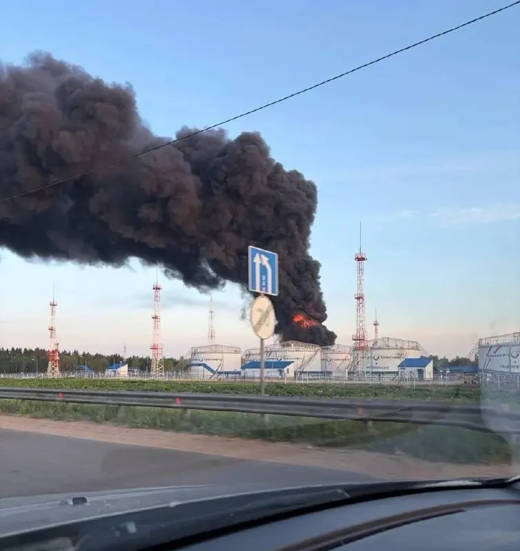 Ночью и утром БПЛА атаковали московские НПЗ, нефтеналивные станции и технопарк в Зеленограде. Есть погибшие и пострадавшие, повреждены жилые дома, в аэропортах зафиксированы задержки и частичные приостановки работы.