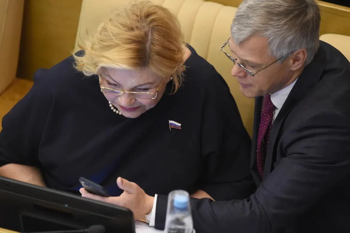 Валерий Гартунг и Елена Драпеко оказались двумя депутатами, проголосовавшими против обращения по удару в Старобельске. Спикер назвал голосование технической ошибкой, обсуждение обращения быстро переросло в политические обвинения и предложения ударов по инфраструктуре Украины.