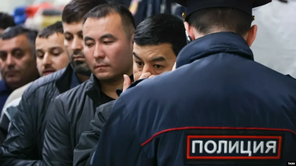 Проект расширяет перечень административных нарушений, влекущих выдворение из России — от участия в несогласованных митингах и дискредитации армии до призывов к санкциям; число оснований вырастет до 58.
