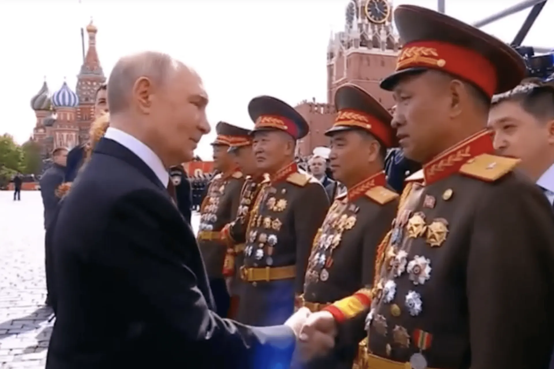 После открытия мемориального музея в Пхеньяне появились фотографии и награды с церемонии, где якобы вручались российские государственные награды северокорейским военным, участвовавшим в операциях в Курской области.