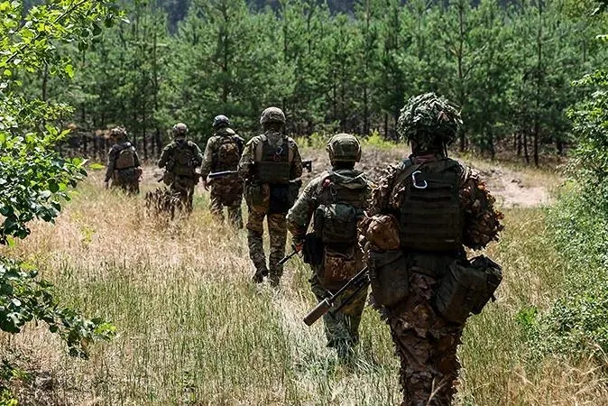 Минфин предупреждает о росте военных расходов, предложены заморозки по другим направлениям бюджета; дефицит уже превышает первоначальный прогноз.