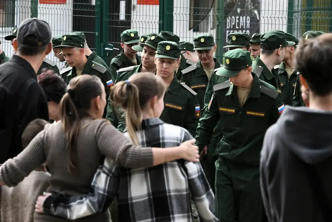 Инициативная группа из более 450 женщин начала суды против федеральных норм, которые лишают выплат гражданских жен, не имевших общего с погибшим несовершеннолетнего ребёнка; первый иск уже поступил в Верховный суд.