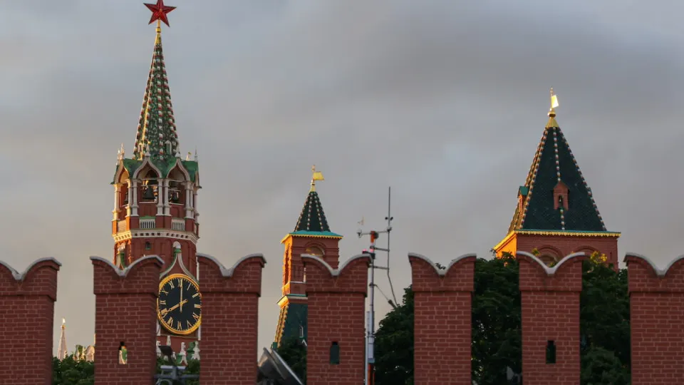Помощник президента РФ заявил, что формат США—Украина—Россия нецелесообразно продолжать до вывода украинских войск из контролируемой ими части Донбасса; Москва ранее выдвигала территориальные требования для продолжения диалога.