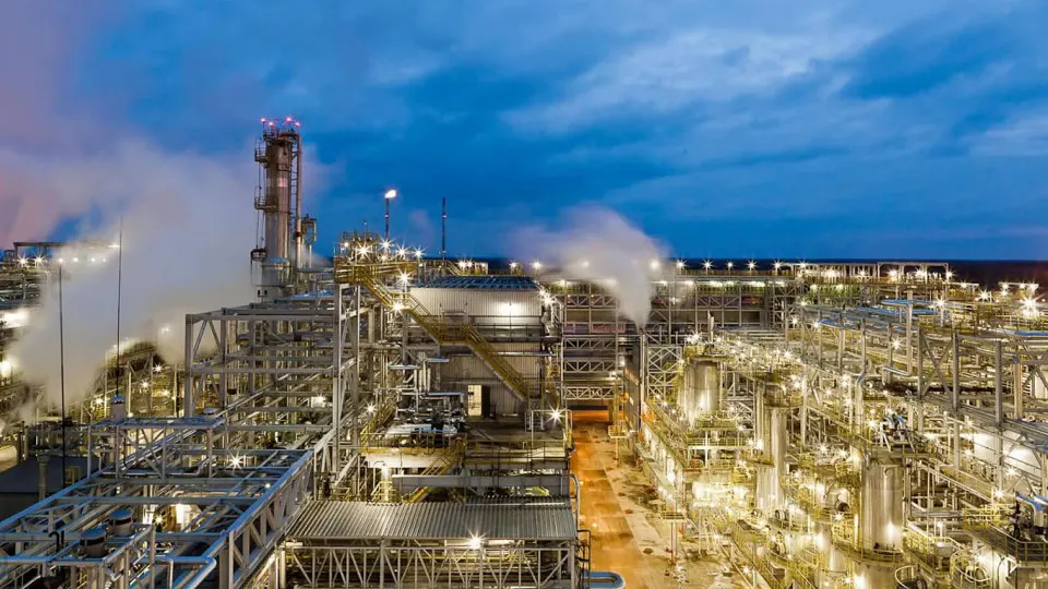 После удара 5 мая крупнейший в регионе нефтеперерабатывающий завод прекратил переработку и отгрузки. Ремонт может занять месяцы. С начала весны несколько российских НПЗ останавливали работу из‑за атак БПЛА.