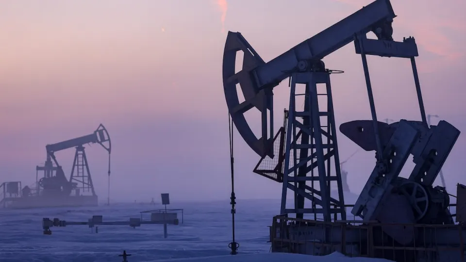 Минэкономразвития прогнозирует, что в 2026 году добыча нефти в России снизится до 511 млн тонн — самого низкого уровня с 2009 года; сокращение объясняют ухудшением финансового положения компаний и прекращением крупных инвестпроектов.