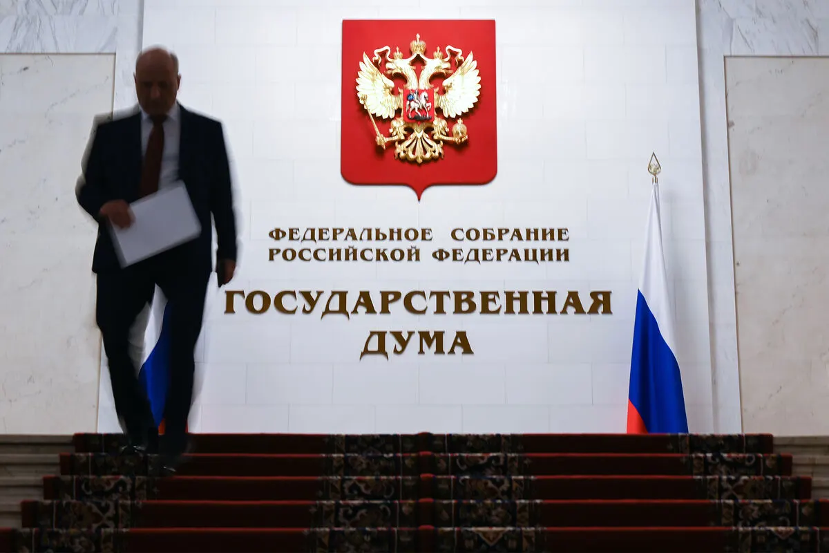 Проект, внесённый в 2024 году и уже прошедший первое чтение, предполагает закрытый перечень нарушений, за которые допускается арест имущества граждан, находящихся за пределами России.