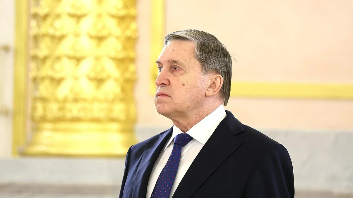 Помощник российского руководителя заявил, что прекращение боевых действий зависит от вывода украинских войск из Донбасса; при этом он отметил активность американских попыток урегулирования.