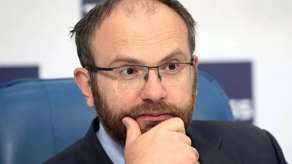 Заместитель председателя синодального отдела РПЦ Вахтанг Кипшидзе заявил, что массовые отключения мобильного интернета не должны вызывать паники — это повод задуматься о вечности и ценности дел милосердия. Между тем ограничения затронули почти всё население страны, а в 2026 году принят закон, позволяющий операторам приостанавливать услуги по требованию спецслужб.