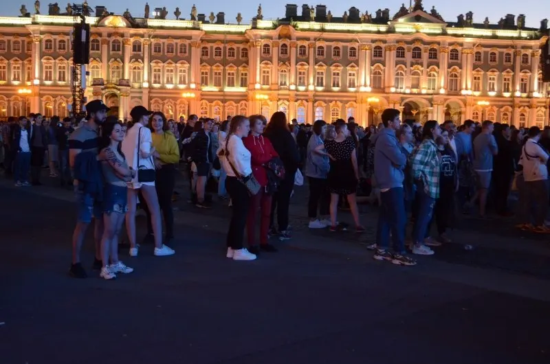 В ночь с 27 на 28 июня в Петербурге пройдёт масштабный праздник для выпускников; правительство утвердило 300 приоритетных образовательных программ, а в Смоленске пройдут события ко Дню молодёжи.