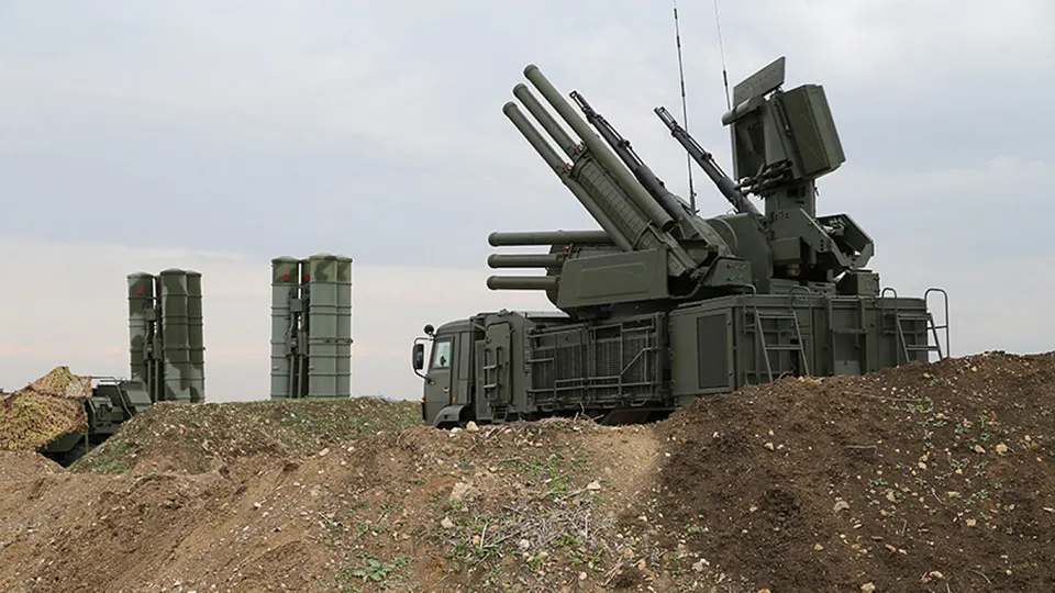Российские военные применяют новую систему радиоэлектронной борьбы, способную блокировать сигнал спутниковой связи Starlink на площади до 20 км². Комплекс, по данным источников, производится в Симферополе и стоит около 1,5 млн долларов за единицу; параллельно в России вводят запреты на оборудование для зарубежных спутниковых систем.