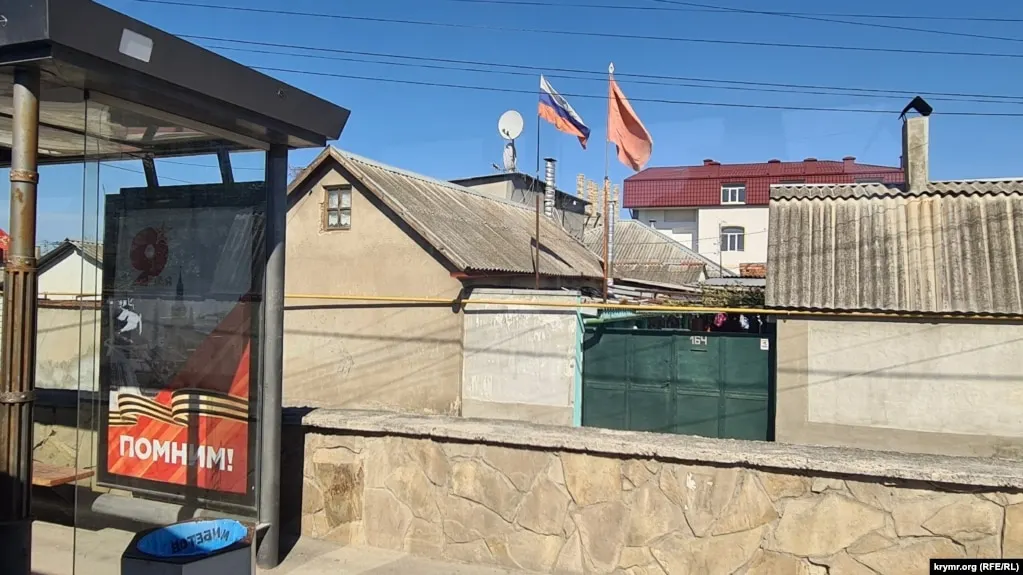 Сообщается о нескольких погибших и раненных в результате атак беспилотников в Симферополе, на пригородном поезде и в других населённых пунктах; российские власти заявляют о сотнях сбитых дронов над рядом областей и Крымом.