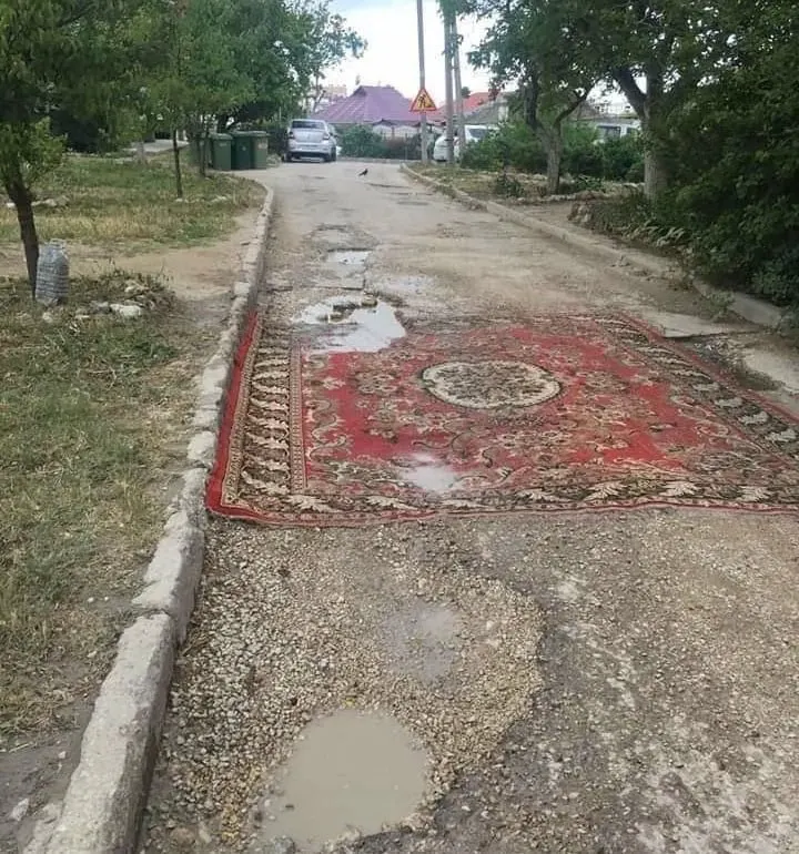 В Госдуму внесён законопроект, который даст жильцам право менять асфальт во дворах и на местных дорогах. Инициаторы говорят, что коммунальные службы не всегда успевают восстановить покрытие, но правительство проект не поддержало, отмечая, что ремонтом должны заниматься специалисты.