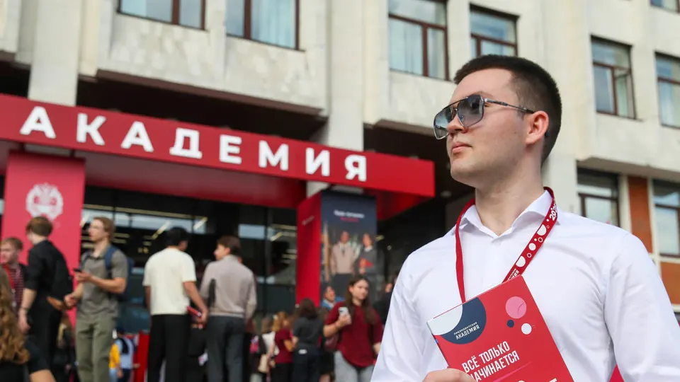 Московские вузы рассылают предложения вступить в годичную службу в отрядах по противодействию беспилотникам с крупными выплатами и соцгарантиями; аналогичная кампания по вербовке студентов идёт по стране.
