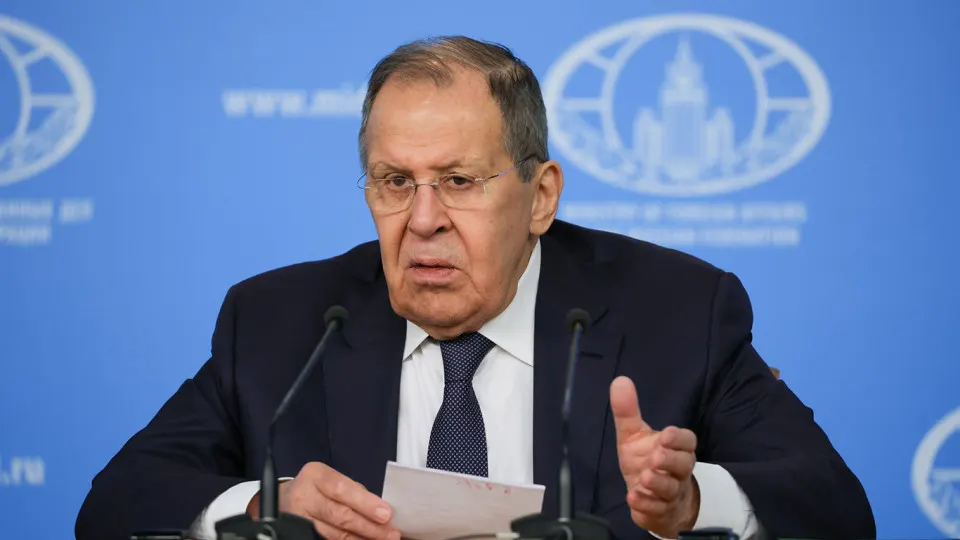 Глава МИД России оценил европейские требования о немедленном прекращении огня и компенсациях как ультиматум, предупредив о рисках прямого столкновения с НАТО и призвав к восстановлению доверия через практические шаги и новую общеконтинентальную архитектуру безопасности.
