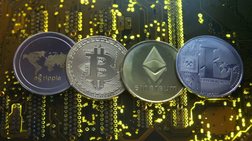 В проекте — дополнительные комиссии для транзакций в Bitcoin, Ethereum, USDT, BNB и USDC, а также требования к тестированию инвесторов, лимиты по операциям и ограничения на вывод средств. Ожидается, что законопроект будет внесён в Госдуму к июню, а новые правила могут заработать до конца года.