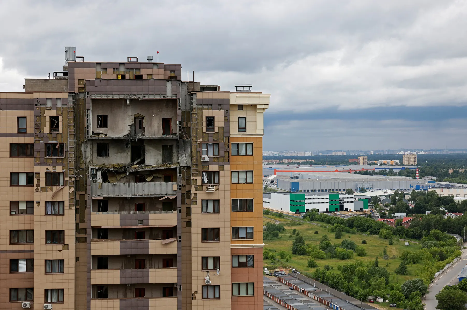 Губернатор Московской области сообщил о гибели ребёнка и повреждении 18 многоквартирных домов после массированной атаки дронов 18 июня. В регионе продолжают устранять последствия и оказывать помощь пострадавшим.
