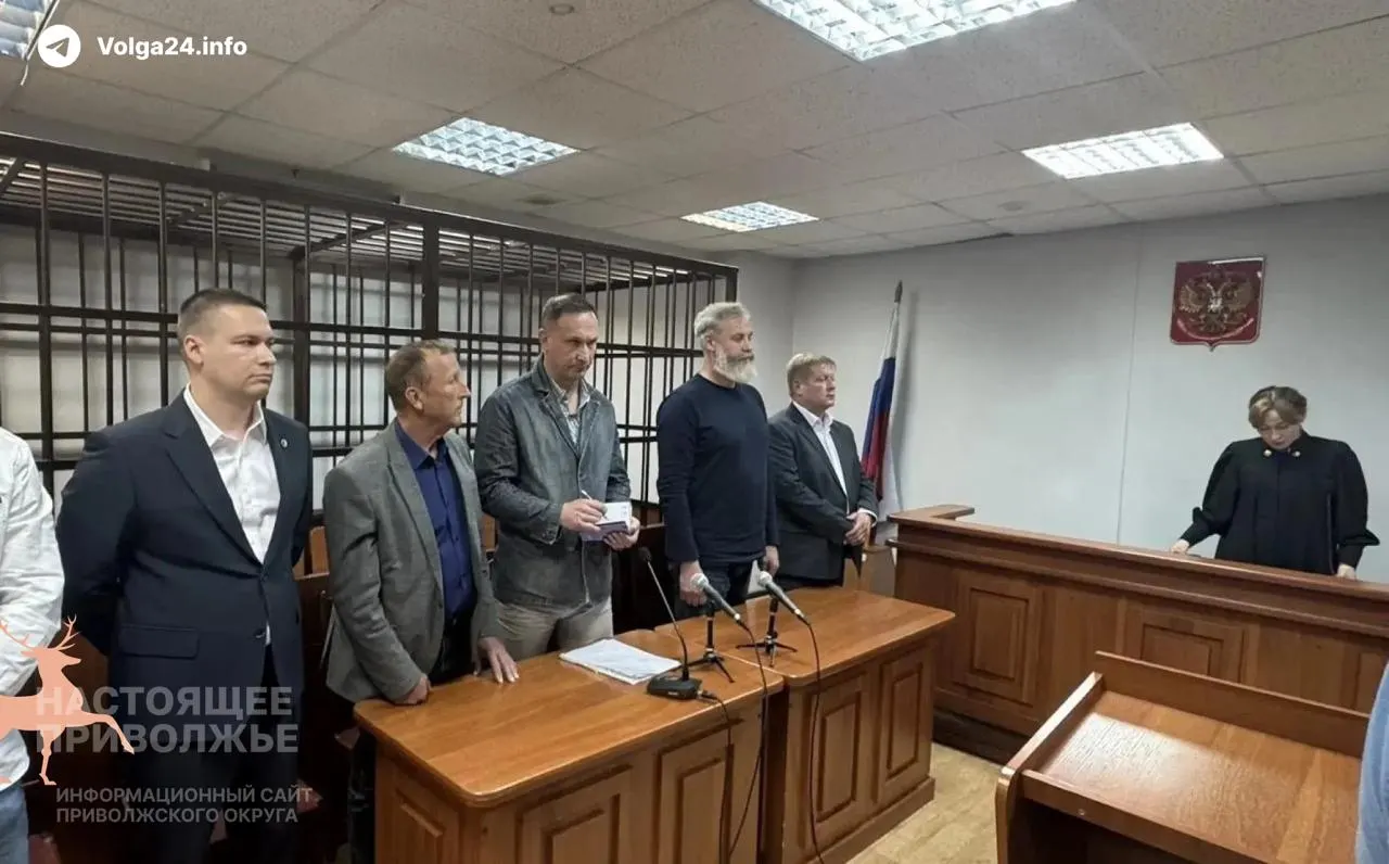 Суд признал Юрия Ускова виновным по эпизодам 2013 года: ему назначили 3 года условно и штраф 500 000 ₽. Двое сообвиняемых оправданы, компания продолжает работу.