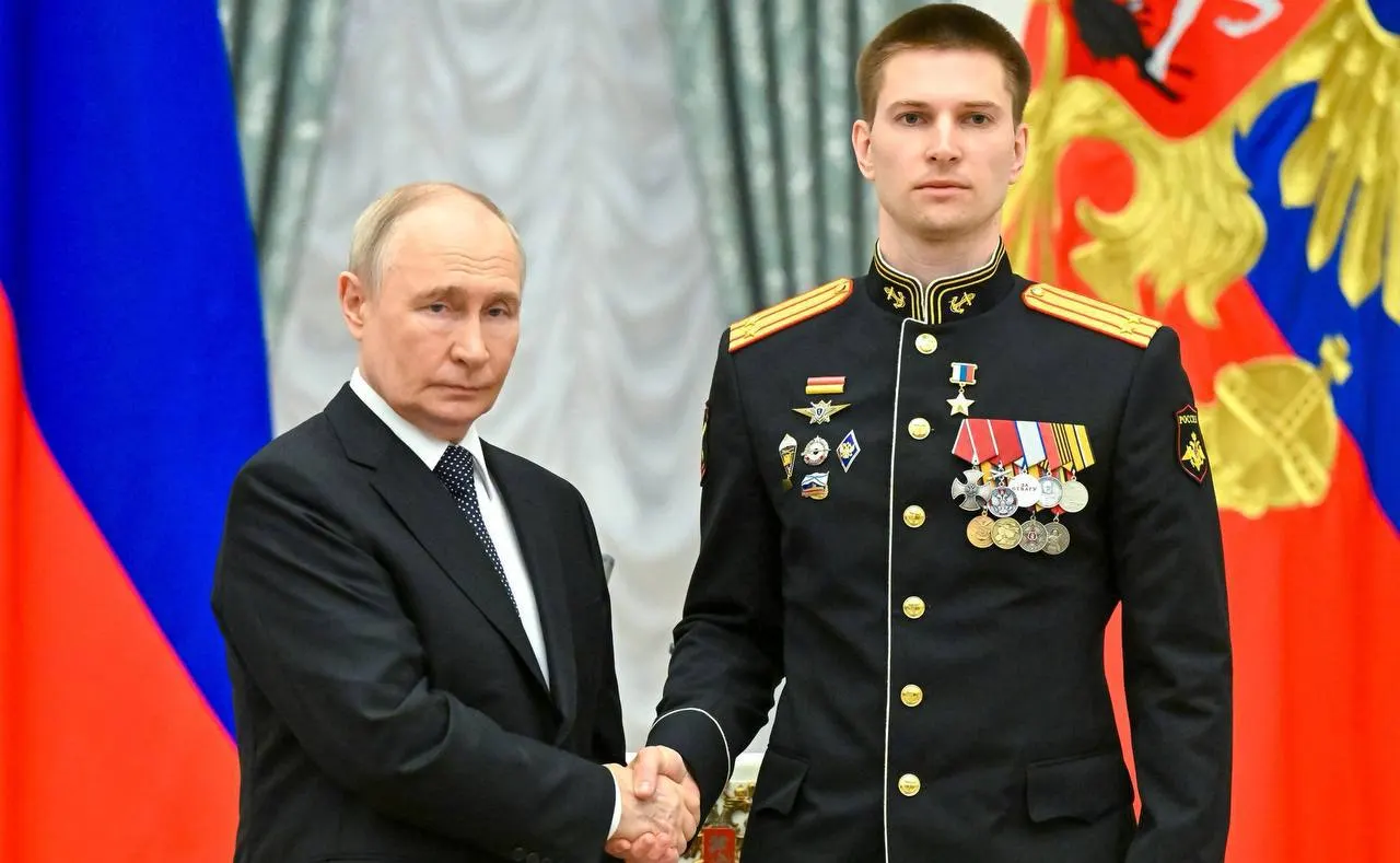 Президент вручил награду в Кремле за мужество в ходе специальной военной операции. Берестовский дважды ранен, уничтожил три танка «Леопард-2» и участвовал в освобождении более 40 населённых пунктов.