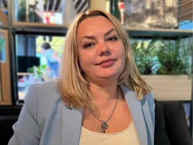 Экс‑глава департамента экономической политики Волгограда Анна Елисеева и ещё 11 фигурантов оспаривают перевод материалов дела в Краснодарский край; им предъявлены обвинения в мошенничестве и даче и получении взяток.