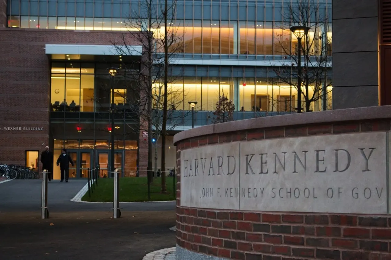 В перечень включили Davis Center for Russian and Eurasian Studies, Ukrainian Research Institute и Harvard Kennedy School. Также в список добавлен Центр независимых социальных исследований. За сотрудничество с «нежелательными» организациями предусмотрена уголовная ответственность.