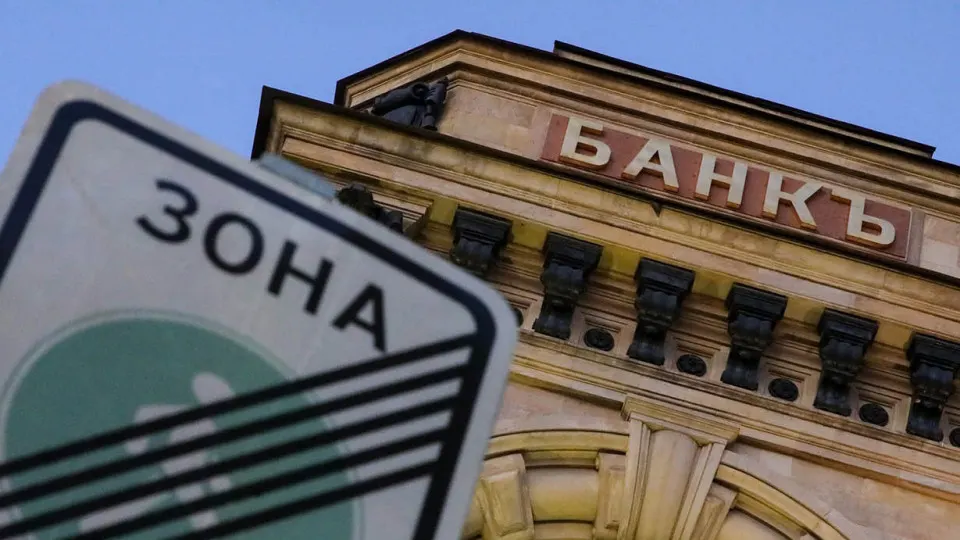 Еврокомиссия планирует включить в санкционные списки около 90 российских банков, что затронет примерно половину банковской системы РФ и введёт новые запреты на операции и криптоуслуги.