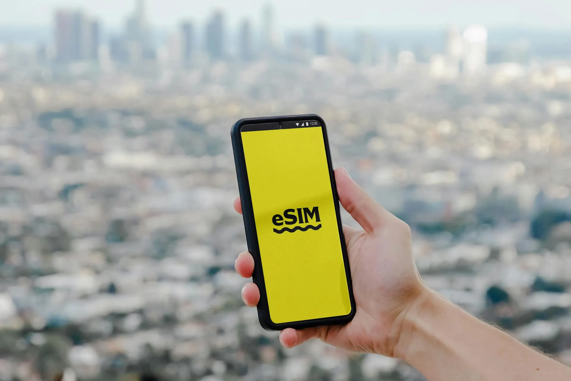 Власти рассматривают запрет регистрации eSIM, оформляемых из‑за границы, и новые ограничения для M2M‑сим-карт: дополнительную идентификацию, блокировку голосовой связи и SMS. Окончательное решение ещё не принято.