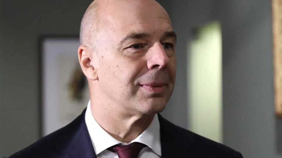 Министр финансов заявил, что компании топливно-энергетического комплекса должны самостоятельно приобретать средства защиты; государство совместно с профильными ведомствами готовит перечень необходимого оборудования. Атаки на НПЗ сокращают переработку и поднимают цены на топливо.