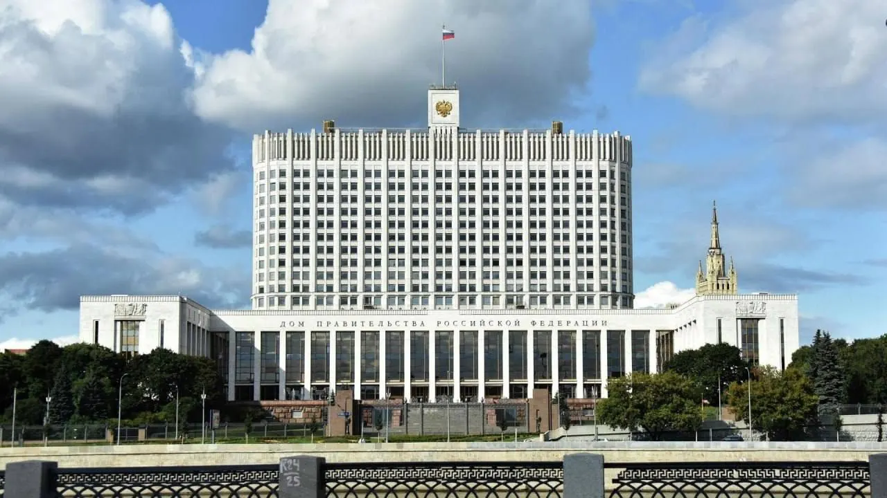 В Госдуму внесён законопроект о полной или частичной компенсации утильсбора семьям с тремя и более детьми. Правительство раскритиковало инициативу из‑за возможных дополнительных расходов и отсутствия конкретных источников финансирования.
