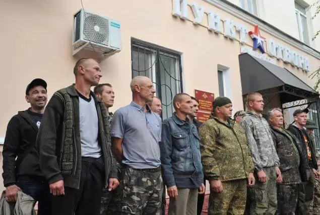 Депутатам приписывают план обратиться к президенту с предложением о новой волне призыва на первом заседании новой Думы. В регионах фиксируют облавы, а власти расширяют инструменты влияния на уклонистов.