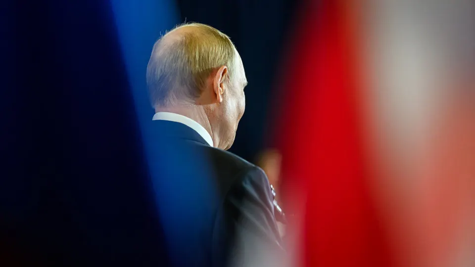 Государственная служба соцопросов перестала публиковать «открытый» рейтинг доверия главы государства — он упал до 29,5%, минимального уровня с начала войны. Параллельно снижается и общий рейтинг одобрения, хотя он остаётся значительно выше.