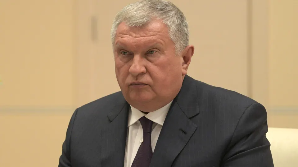 Глава крупнейшей нефтекомпании сообщил о беспрецедентных повреждениях российских НПЗ после ударов и предложил временно изменить биржевые нормативы, увеличить долю сырья для внутренней переработки и дать приоритет конечным потребителям.
