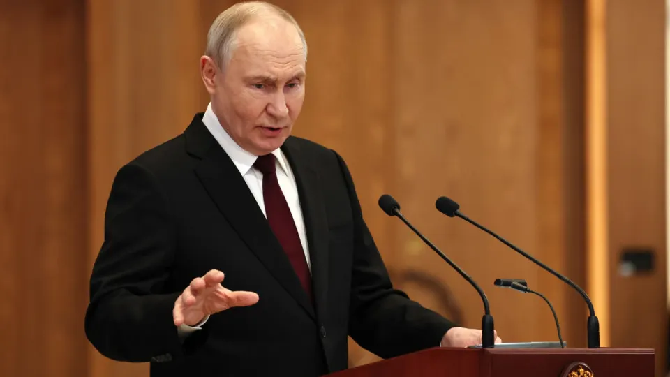 Президент заявил, что Россия нанесёт ответные удары, если с территории европейских государств будут запускать беспилотники по российским объектам; он назвал атаки дронов попыткой раскачать общество и заявил, что предпосылок для переговоров с Украиной нет.