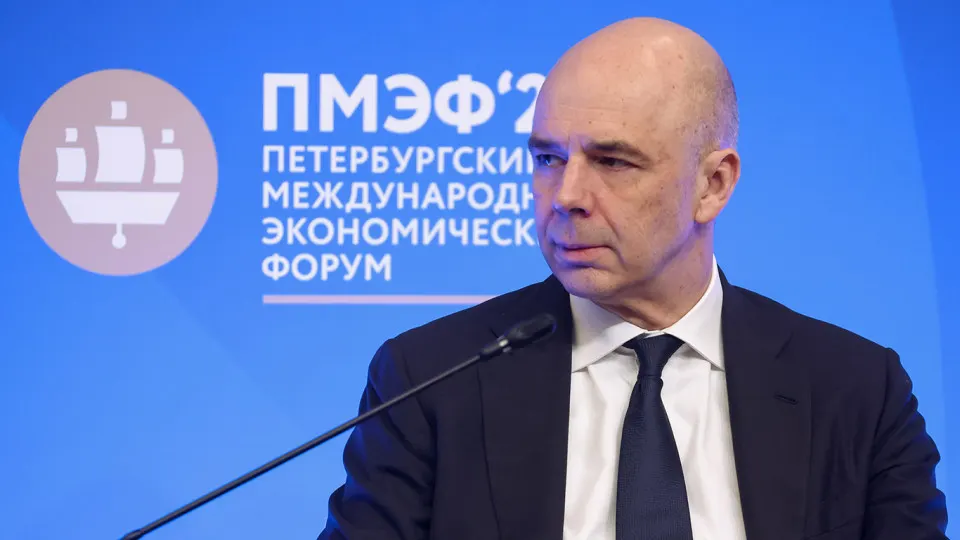 По оценке Счетной палаты, доходы федерального бюджета по итогам года могут составить 38,2 трлн руб., что на 2,1 трлн (5,2%) меньше плановой суммы; ключевые факторы — падение нефтегазовых поступлений из‑за более низких цен на нефть и укрепление рубля.