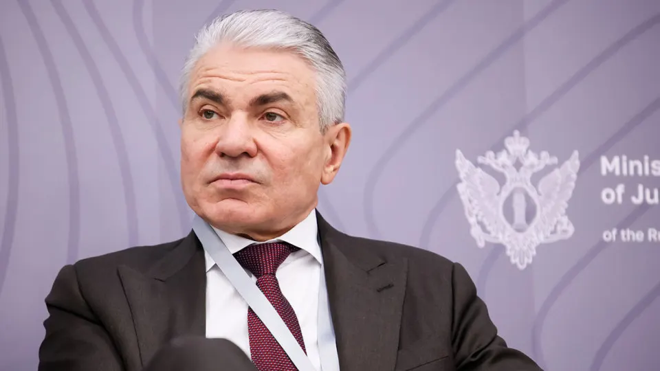 Заместитель министра юстиции призвал обязать владельцев крупных ИИ‑моделей устанавливать «фильтры национальной безопасности», возложить на них ответственность и ввести административную, уголовную или финансовую ответственность; ранее власти требовали создания «суверенных» моделей, но бизнес критиковал эту идею.