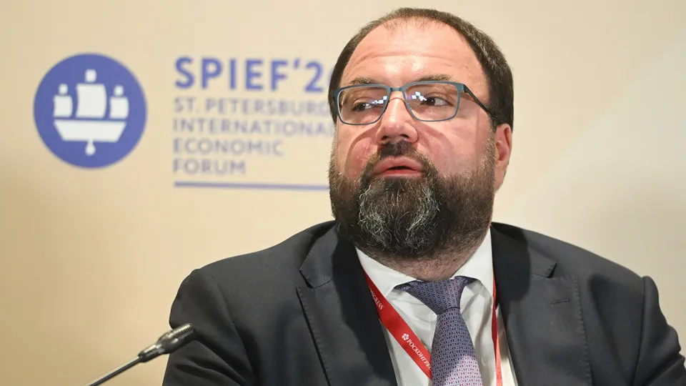 Российские власти обсуждают внедрение механизмов возрастной идентификации на онлайн-платформах — возможны варианты через «Госуслуги», биометрию или загрузку документов; эксперты предупреждают о рисках утечек персональных данных.