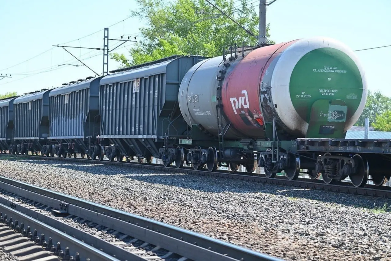 Штаб будет координировать приём и транспортировку нефтегрузов, с особым вниманием к поставкам авиакеросина в аэропорты и оперативному поиску решений на ограниченных направлениях.
