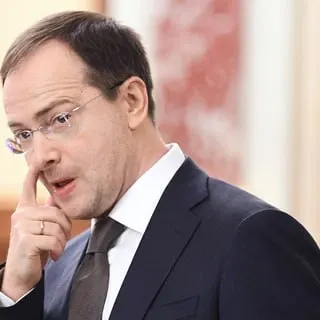 Помощник президента Владимир Мединский предложил вводить систему обязательной отработки для выпускников вузов, обучавшихся за счёт государства или предприятий. Сторонники говорят о решении кадрового дефицита, критики — о возвращении административных методов и ограничении выбора молодых специалистов.