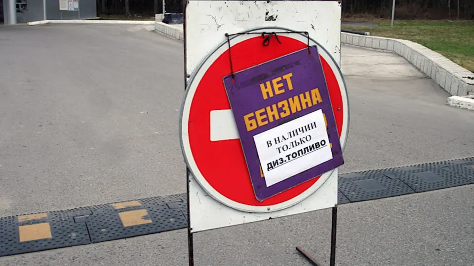 В ряде регионов, включая Севастополь и Крым, ввели талоны и лимиты на заправку после серии ударов по нефтеперерабатывающей инфраструктуре. Поставки и переработка топлива существенно сократились, цены растут, а экспорт бензина ограничен.
