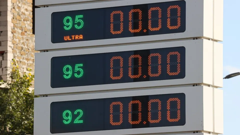 Топливный кризис, затронувший более 60 регионов, ускорил подорожание бензина: за неделю — около 3%, за три недели — примерно 5%, с начала года — почти 10%. Производство топлива сократилось, власти ищут варианты импорта и упрощают выпуск низкокачественного бензина.