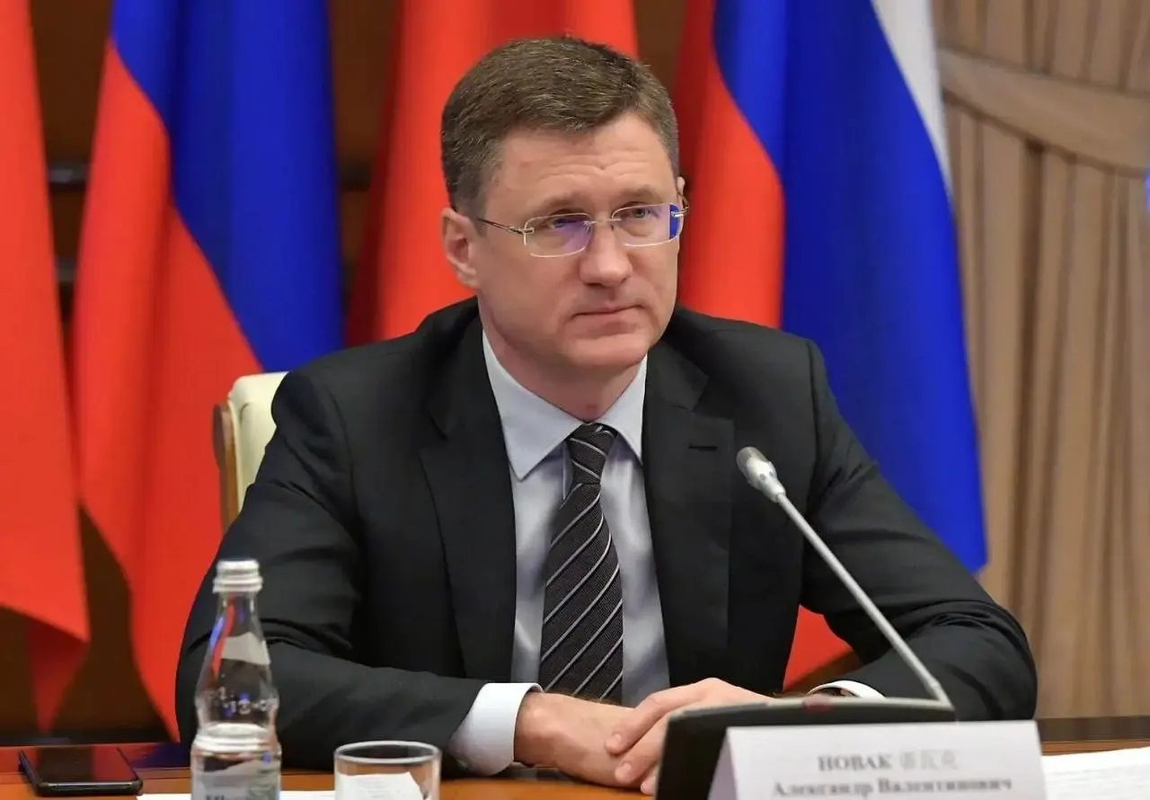 Вице‑премьер заявил, что стратегических запасов топлива достаточно, власти корректируют логистику по регионам, а искусственный ажиотаж увеличил спрос на 20–30%.