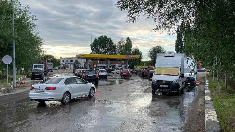 Александр Новак заявил, что ажиотаж искусственно увеличил спрос на 20–30%. За последнюю неделю более 50 регионов ввели ограничения по отпуску бензина; власти перестраивают логистику и балансируют рынок.