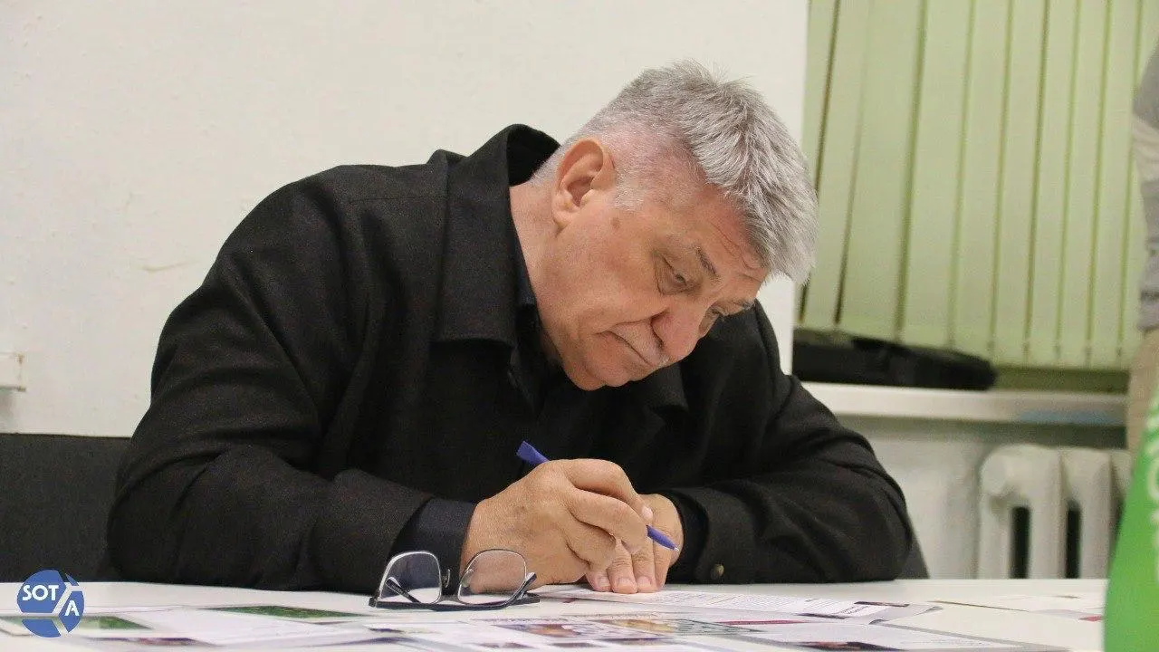 В поздравительной телеграмме Кремля отметили вклад Сокурова в кинематограф. При этом в последние годы его фильмы фактически не получают прокатных удостоверений, а в январе 2026 года режиссера исключили из Совета по развитию кинематографии.