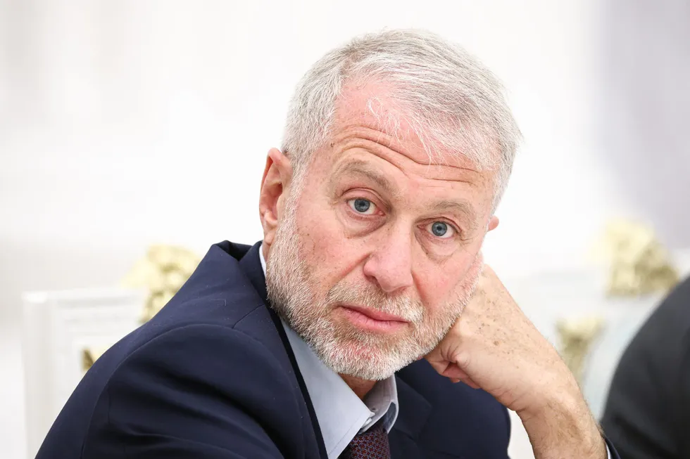 По словам нескольких собеседников, в мае российский бизнесмен Роман Абрамович посетил Киев и передал президенту РФ предложение о встрече от Владимира Зеленского. Источники описывают его как посредника между Москвой и Киевом с начала большой войны.