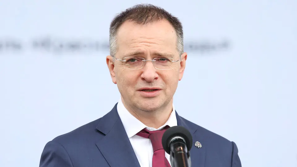 Владимир Мединский призвал усилить контроль за расходованием госсредств в кино, отбирать фильмы по качеству на всех этапах и восстановить механизмы цензуры, чтобы не допускать к показу «посредственных» лент.